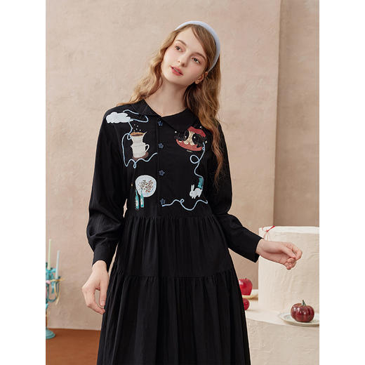 两三事 童梦奇遇 2025秋季新款森女风印花绳绣绑带a字连衣裙长裙 商品图1