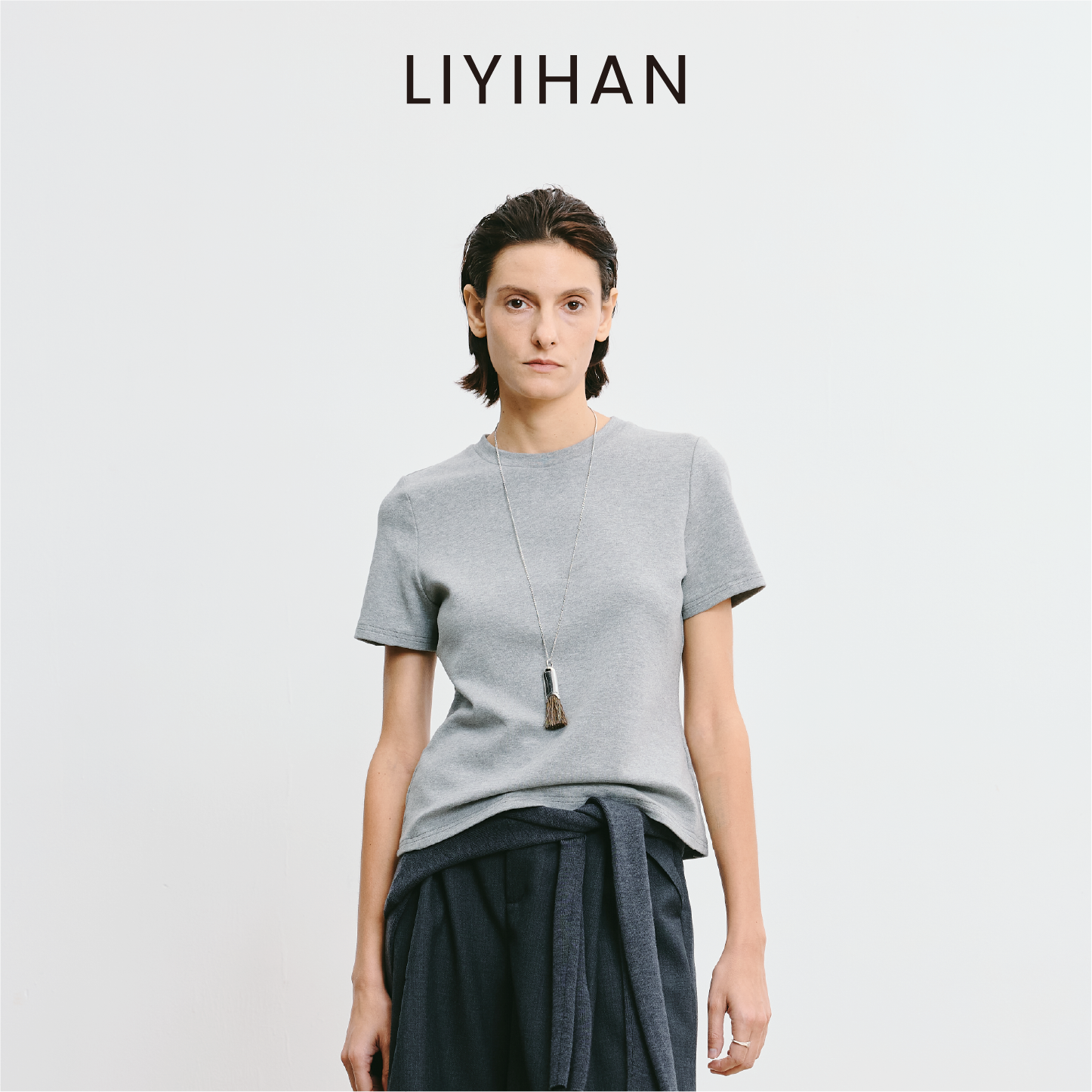 LIYIHAN李亦寒 2025秋新款通勤白色棉质T恤正肩女设计感小众短袖