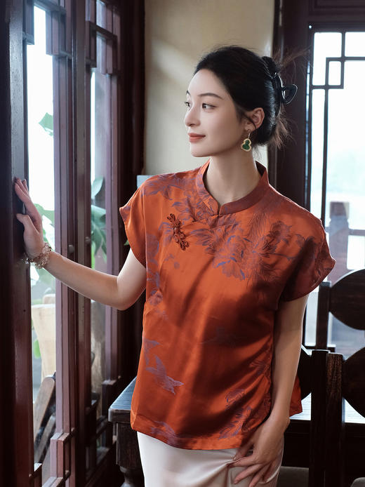 瑕疵|盛唐婧| 新中式老缎蝴蝶盘扣立领斜襟上衣-橘色[特价品](特殊商品不退不换) 商品图1