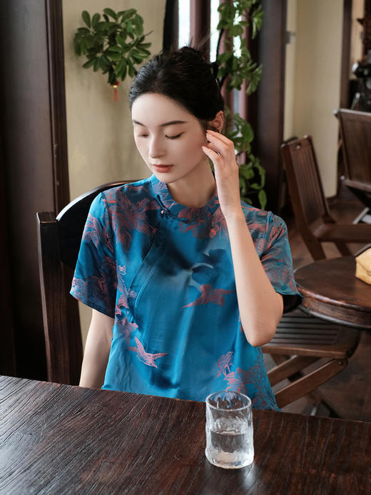 盛唐婧| 新中式老缎立领斜襟中长款上衣 商品图2