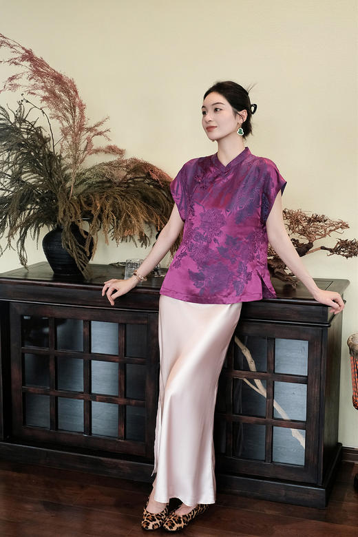 瑕疵| 盛唐婧| 新中式老缎蝴蝶盘扣立领斜襟上衣-紫色[特价品](特殊商品不退不换) 商品图2