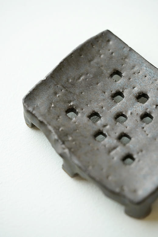 安藤雅信111黒锖釉小型脚付茶盘 商品图1