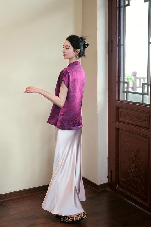 瑕疵| 盛唐婧| 新中式老缎蝴蝶盘扣立领斜襟上衣-紫色[特价品](特殊商品不退不换) 商品图4