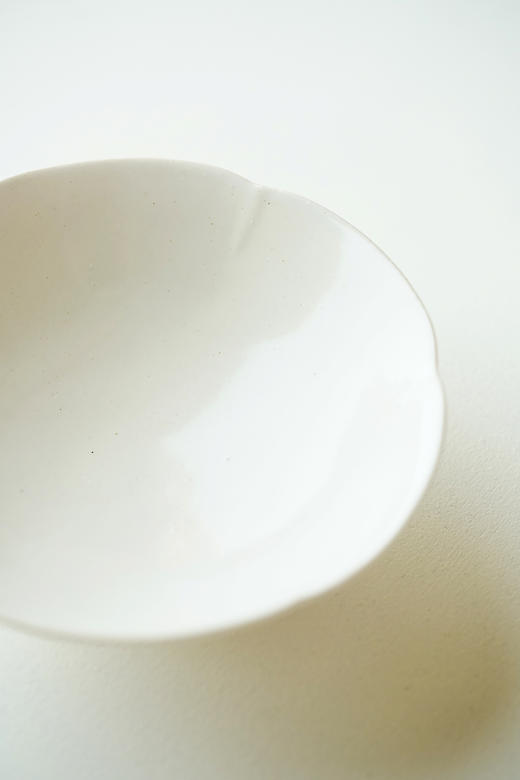 安藤雅信109白禾目泥釉六瓣反平盌 商品图1