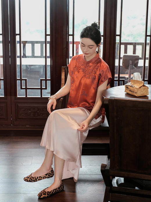 瑕疵|盛唐婧| 新中式老缎蝴蝶盘扣立领斜襟上衣-橘色[特价品](特殊商品不退不换) 商品图4