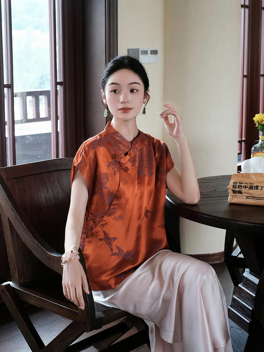 瑕疵|盛唐婧| 新中式老缎蝴蝶盘扣立领斜襟上衣-橘色[特价品](特殊商品不退不换) 商品图3