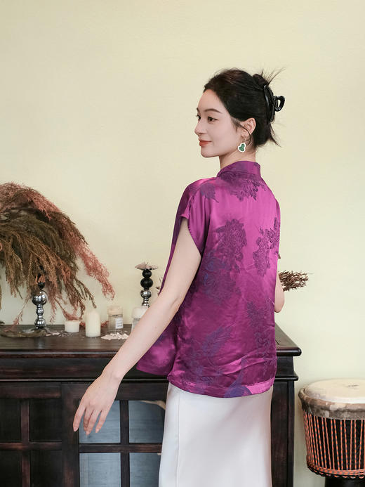 瑕疵| 盛唐婧| 新中式老缎蝴蝶盘扣立领斜襟上衣-紫色[特价品](特殊商品不退不换) 商品图3