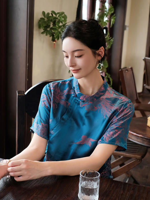 盛唐婧| 新中式老缎立领斜襟中长款上衣 商品图1