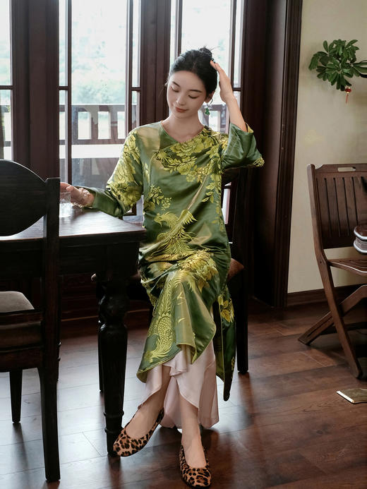 下架|盛唐婧| 新中式老缎斜襟圆领高开叉连衣裙 商品图3