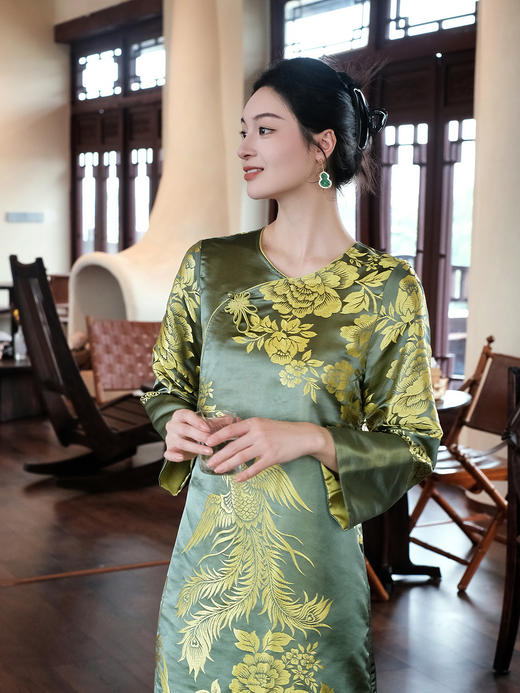 下架|盛唐婧| 新中式老缎斜襟圆领高开叉连衣裙 商品图1