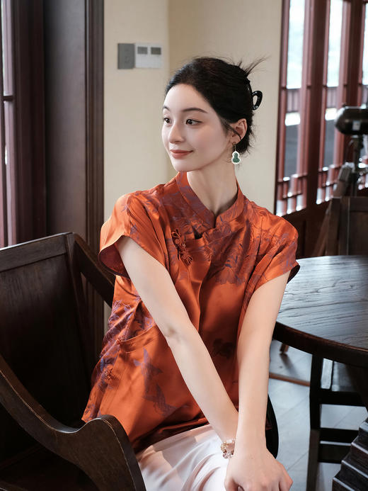 瑕疵|盛唐婧| 新中式老缎蝴蝶盘扣立领斜襟上衣-橘色[特价品](特殊商品不退不换) 商品图2