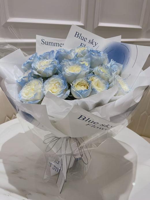 蓝色告白——花束（白色玫瑰喷色） 商品图0