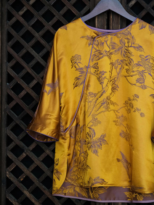 瑕疵|盛唐婧| 新中式老缎圆领斜襟七分袖上衣-黄色 商品图1