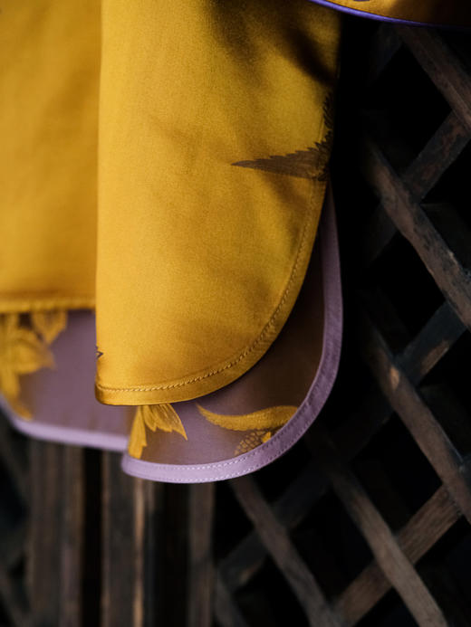 瑕疵|盛唐婧| 新中式老缎圆领斜襟七分袖上衣-黄色 商品图3