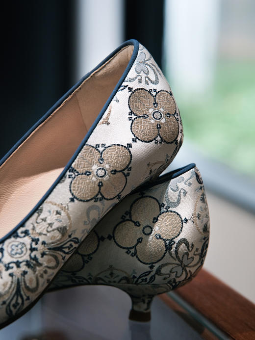 盛唐婧 |桂舟-手工羊皮几何花卉小跟鞋-灰蓝(特殊商品不退不换)-[特价品] 商品图5