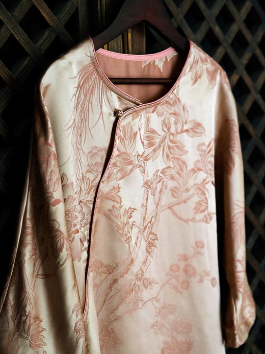 盛唐婧| 新中式老缎圆领斜襟七分袖上衣-粉色 商品图3