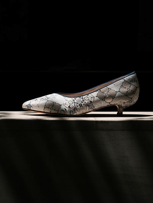 盛唐婧 |桂舟-手工羊皮几何花卉小跟鞋-灰蓝(特殊商品不退不换)-[特价品] 商品图3