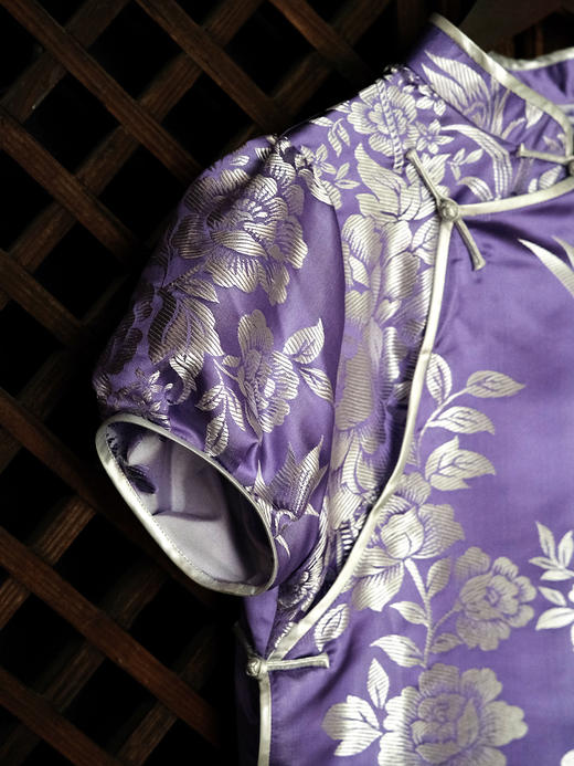 盛唐婧| 新中式老缎圆领斜襟七分袖上衣-紫色 商品图4