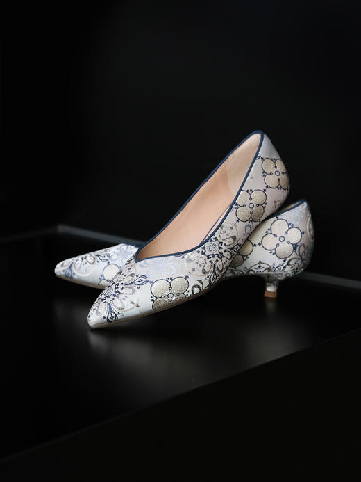 盛唐婧 |桂舟-手工羊皮几何花卉小跟鞋-灰蓝(特殊商品不退不换)-[特价品] 商品图0