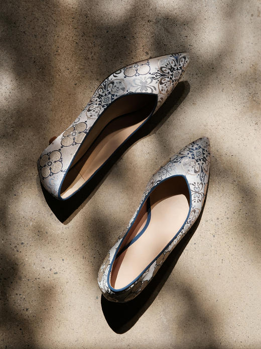 盛唐婧 |桂舟-手工羊皮几何花卉小跟鞋-灰蓝(特殊商品不退不换)-[特价品] 商品图4