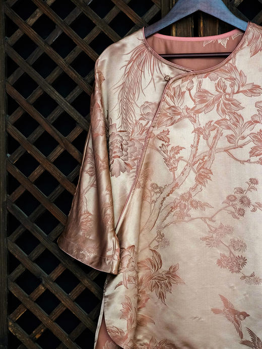 盛唐婧| 新中式老缎圆领斜襟七分袖上衣-粉色 商品图1