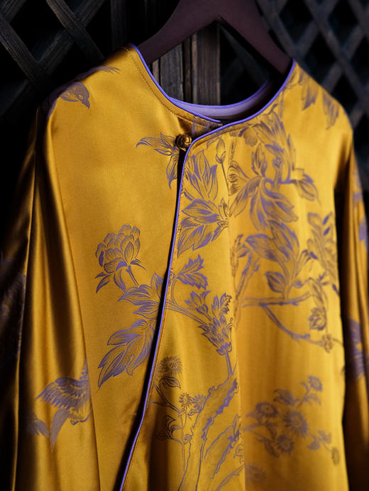 瑕疵|盛唐婧| 新中式老缎圆领斜襟七分袖上衣-黄色 商品图4