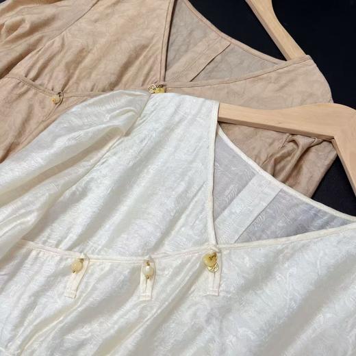 418良粉节|2026 活动爆款【自营】【必入推荐】 80%天丝【MYBL】8630天丝提花新中式束腰V领盘扣长款连衣裙-喜出 商品图4