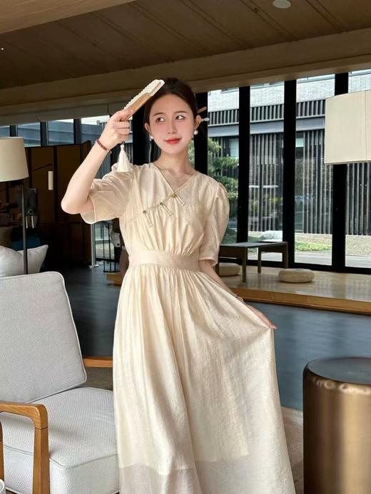 418良粉节|2026 活动爆款【自营】【必入推荐】 80%天丝【MYBL】8630天丝提花新中式束腰V领盘扣长款连衣裙-喜出 商品图3