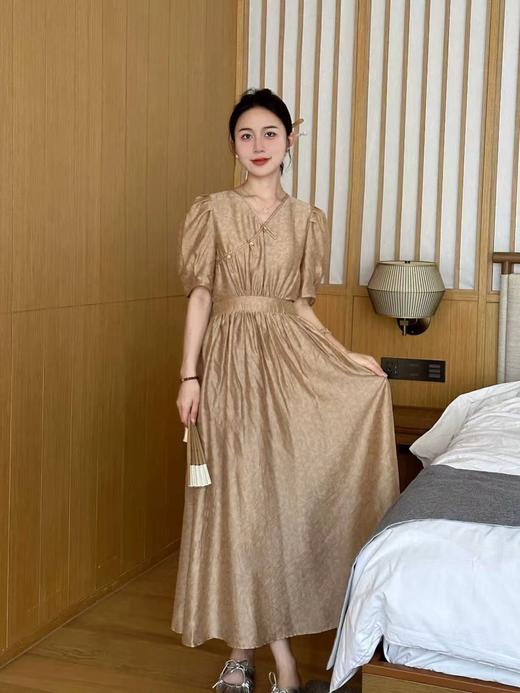 418良粉节|2026 活动爆款【自营】【必入推荐】 80%天丝【MYBL】8630天丝提花新中式束腰V领盘扣长款连衣裙-喜出 商品图8