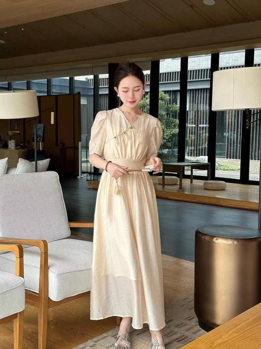 418良粉节|2026 活动爆款【自营】【必入推荐】 80%天丝【MYBL】8630天丝提花新中式束腰V领盘扣长款连衣裙-喜出 商品图10