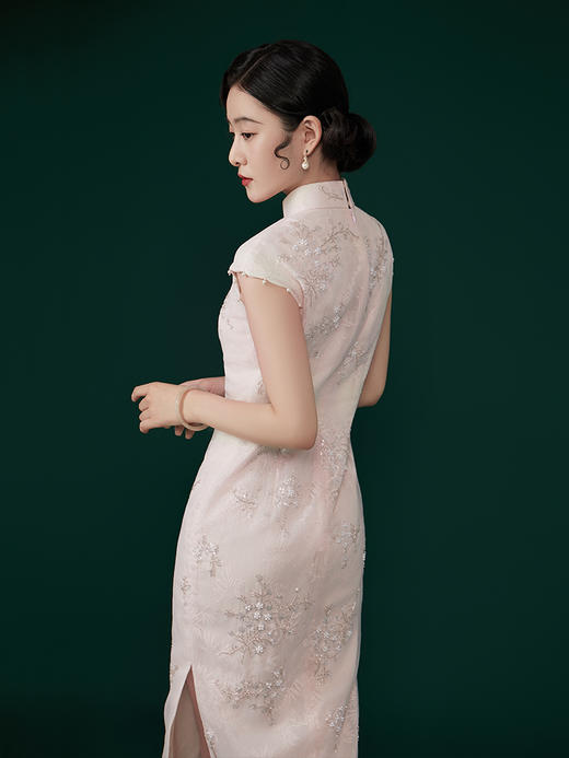 荷言GL 初荷 粉色雪纺钉珠亮片旗袍夏季新款双色玫瑰花扣 商品图3