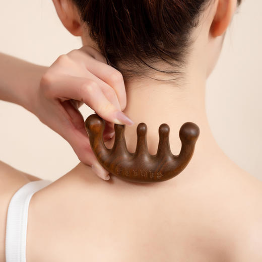 正安国货·檀木梳  绿檀木整木制作 点穴头颈木梳（不配备精油） 商品图3