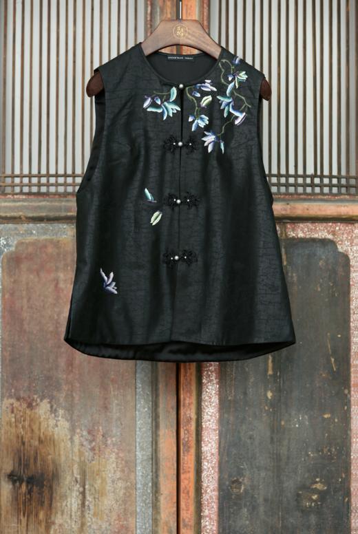 盛唐牡丹大师系列 | 真丝香云纱手绣薄棉马甲 (盛唐牡丹与非遗传承人王小潇联名系列) 商品图1