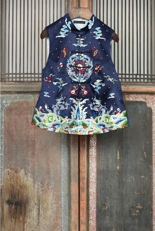 盛唐牡丹大师系列 | 石青色真丝手绣铆钉戎装坎肩 (盛唐牡丹与非遗传承人王小潇联名系列) 商品图1