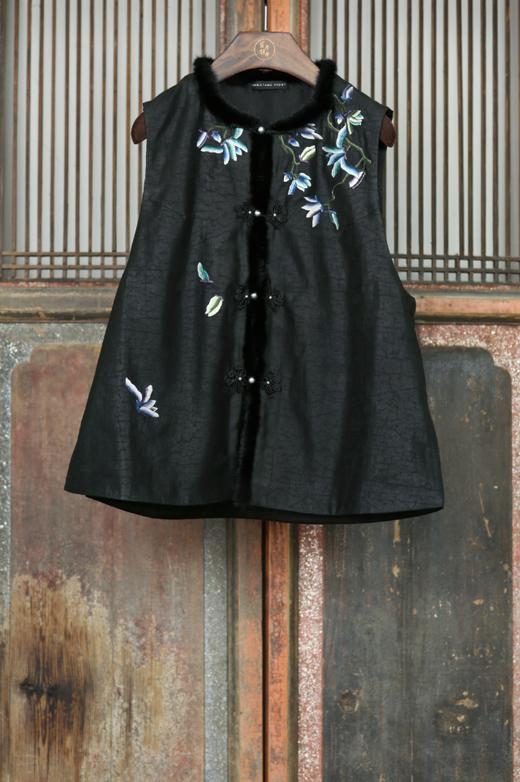 盛唐牡丹大师系列 | 香云纱手绣水貂毛棉马甲 (盛唐牡丹与非遗传承人王小潇联名系列) 商品图1