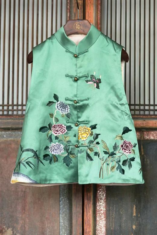 盛唐牡丹大师系列 | 重缎真丝手绣薄棉马甲(盛唐牡丹与非遗传承人王小潇联名系列) 商品图1