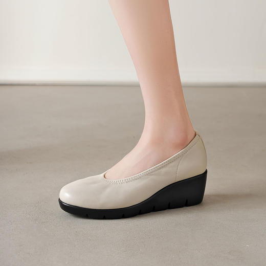 【秋季新款】西村名物2025年秋季新款舒适软底浅口单鞋妈妈鞋T25AE16131 商品图5