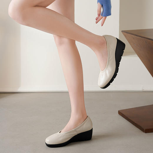 【秋季新款】西村名物2025年秋季新款舒适软底浅口单鞋妈妈鞋T25AE16131 商品图0