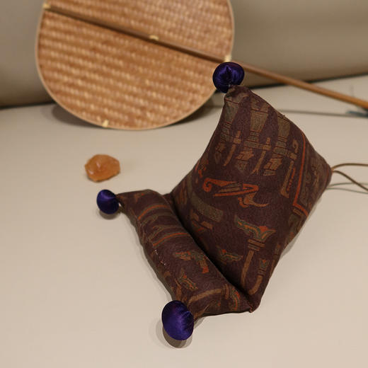 【预售7天，不退不换】良木礼手机沙发配饰（X73105） 商品图2