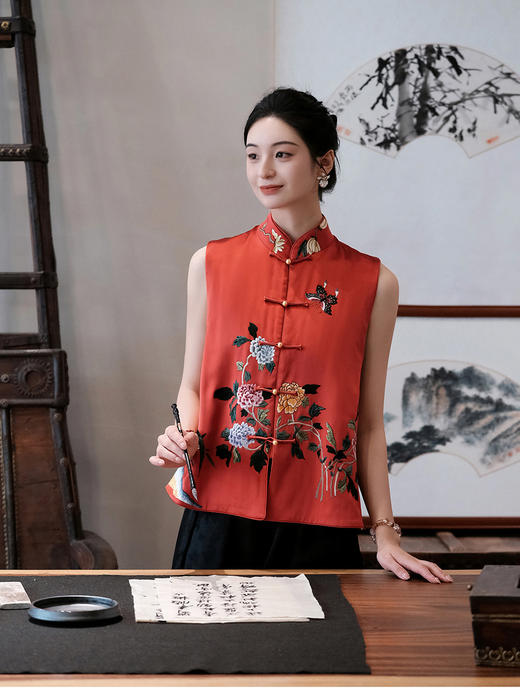 盛唐牡丹大师系列 | 重缎真丝手绣薄棉马甲 (盛唐牡丹与非遗传承人王小潇联名系列) 商品图0
