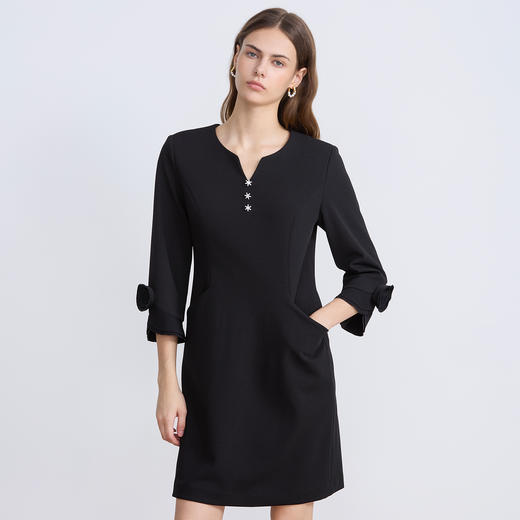 EITIE爱特爱早秋黑色V领袖口手工立体花连衣裙秋季新款C2507830 商品图2