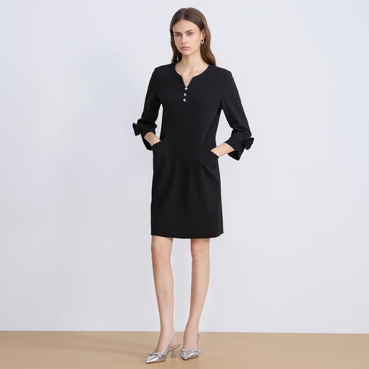 EITIE爱特爱早秋黑色V领袖口手工立体花连衣裙秋季新款C2507830 商品图3