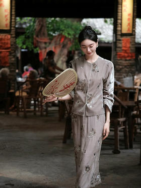 盛唐牡丹| 绍衣灰法式串珠丝绒外套