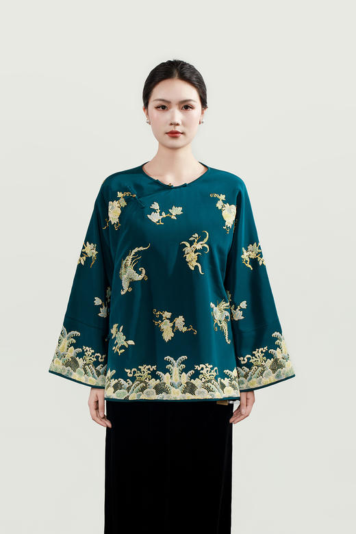 大师系列| 青色重缎真丝手绣蝴蝶牡丹江水纹夹棉偏襟外套 商品图1