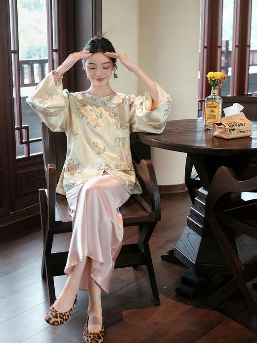 盛唐牡丹大师系列| 重缎真丝手绣偏襟外套-浅黄 商品图1