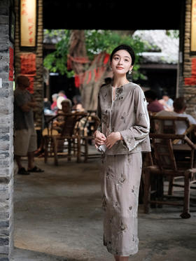 盛唐牡丹| 绍衣灰法式串珠丝绒半裙