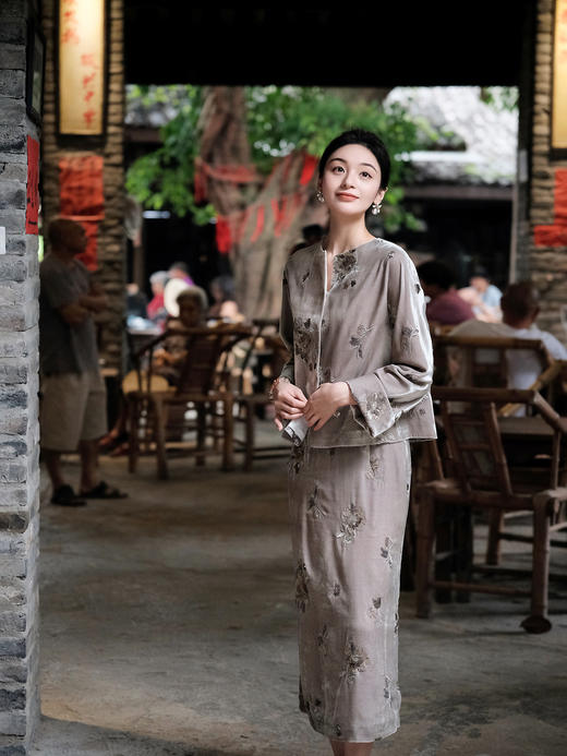 盛唐牡丹| 绍衣灰法式串珠丝绒外套 商品图1