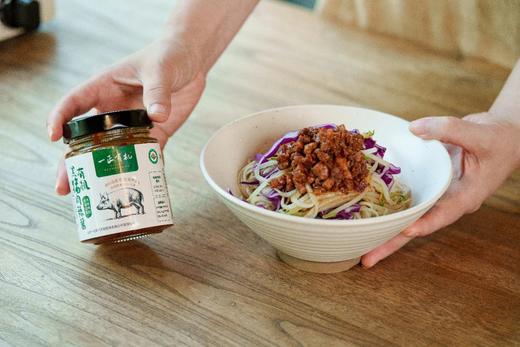 有机黑猪肉辣酱210g*3瓶/益都黑猪/有机慢熬的辣酱里藏着大块肉粒/肉香与酱香在舌尖迸发 商品图1