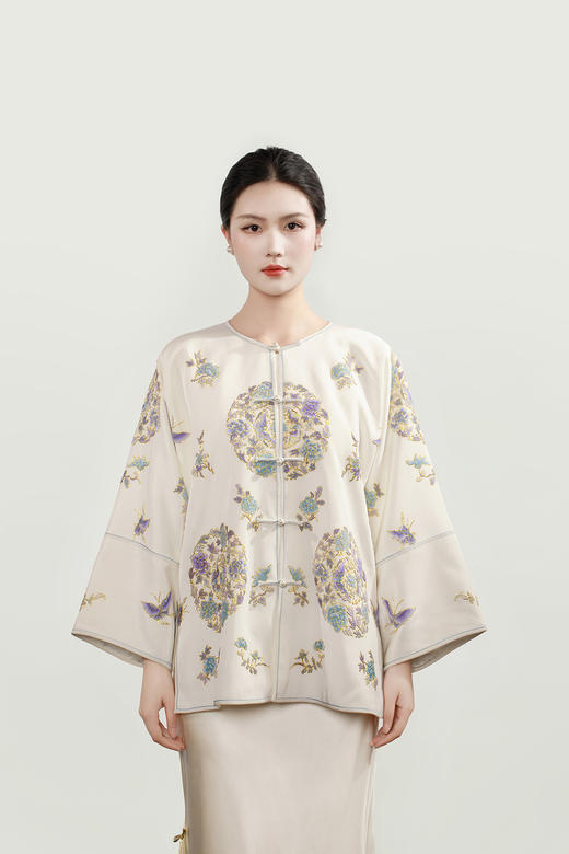 大师系列| 白色重缎真丝手绣团花蝴蝶夹棉外套 商品图0