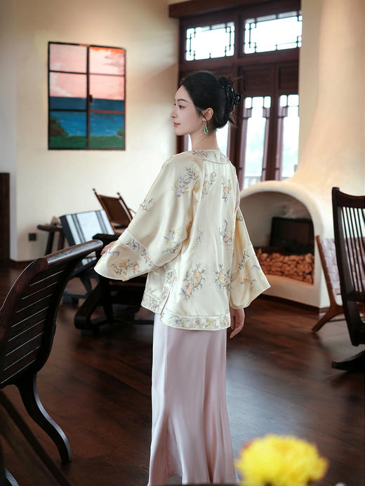 盛唐牡丹大师系列| 重缎真丝手绣偏襟外套-浅黄 商品图2